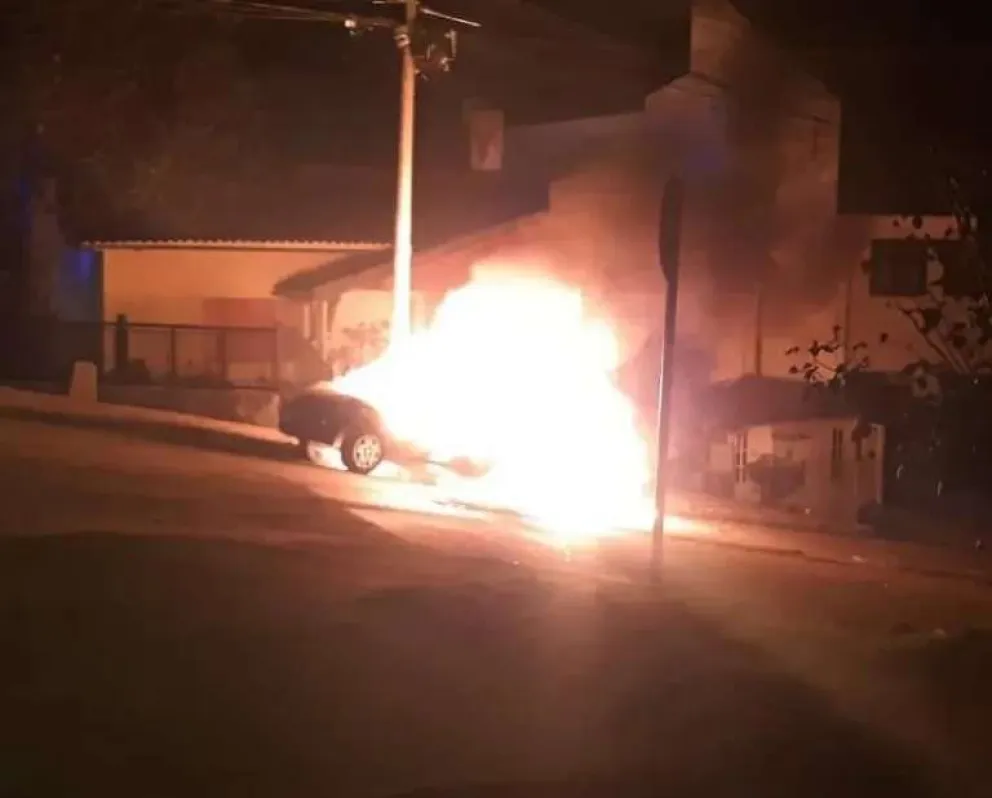 Tras una discusión, prendieron fuego a un auto estacionado