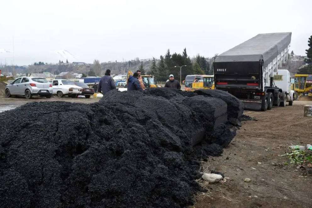 Llegaron 28 toneladas de material flexible para el bacheo de las calles