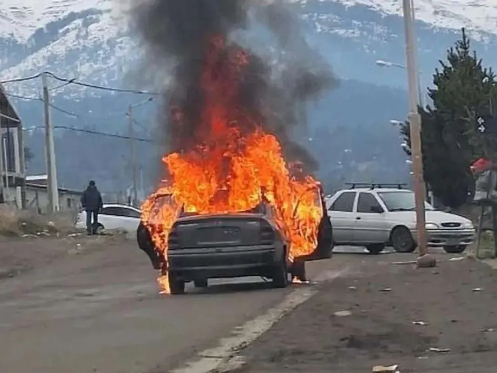 Un auto se quemó por completo en calle Monteverde