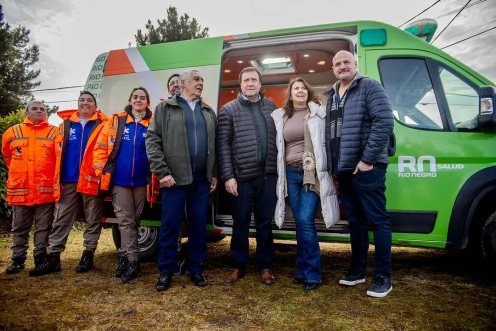 Weretilneck entregó en Dina Huapi una ambulancia equipada con la mayor tecnología móvil