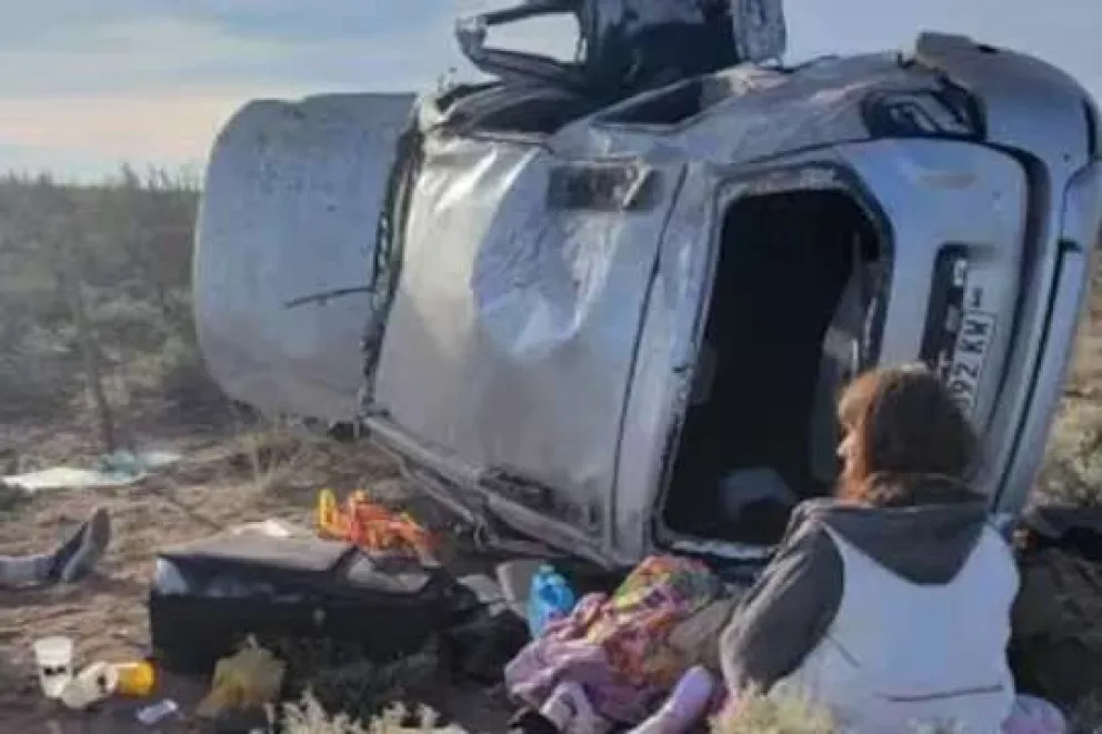 Viajaban hacia Bariloche para esparcir las cenizas de un familiar, volcaron y murió una mujer