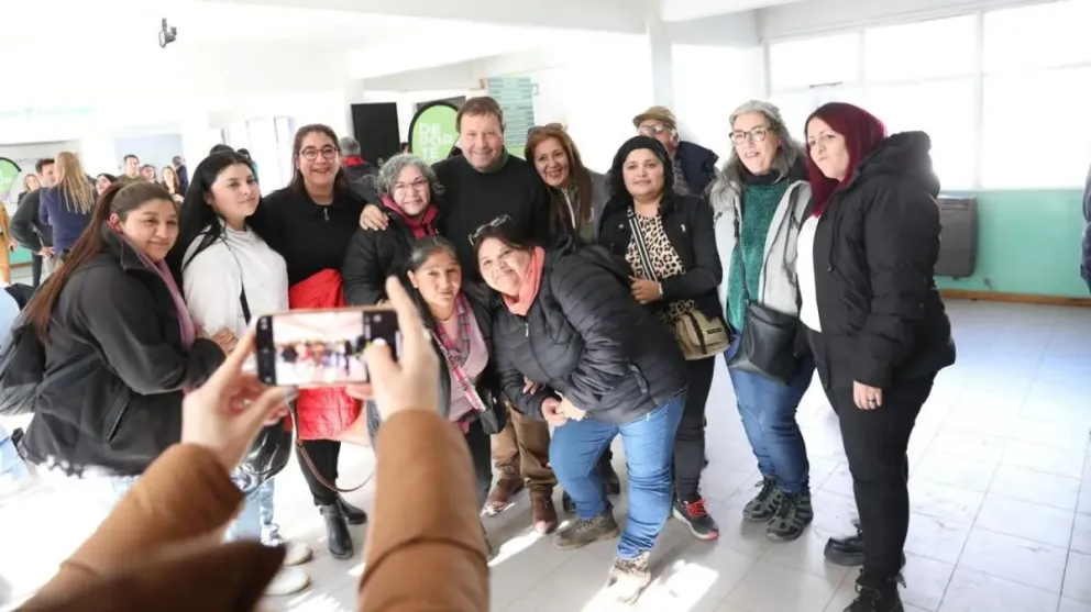 Weretilneck entregó escrituras, personerías, aportes y becas deportivas