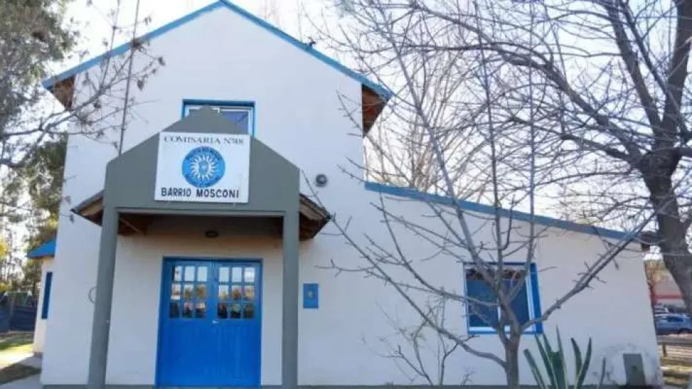 Dos policías salvan la vida de un bebé en una comisaría de Roca