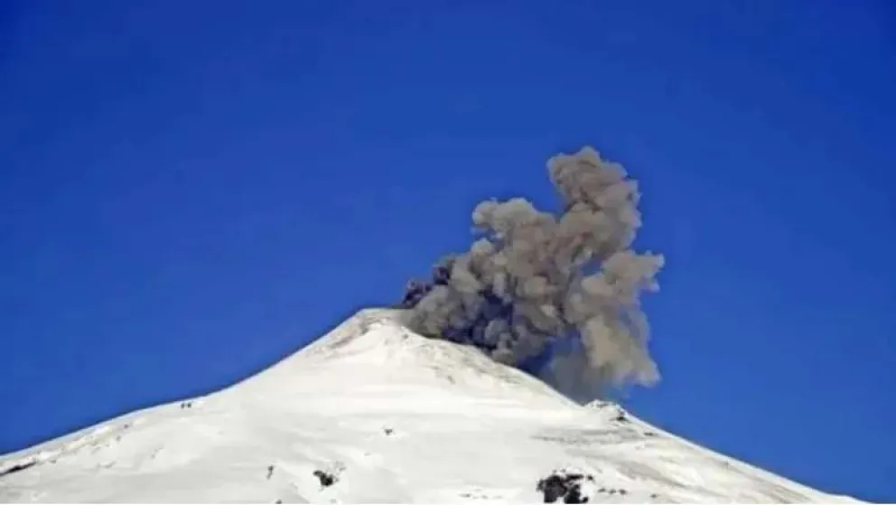 Doble pulso eruptivo en el Volcán Villarrica: La columna de cenizas alcanzó los 320 metros
