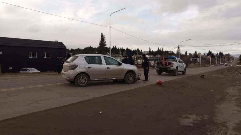 Un motociclista resultó herido al chocar con un auto frente a la Delegación Sur