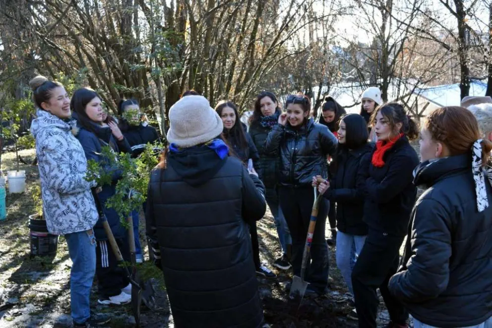 Candidatas a Reina de la Nieve reforestaron el Parque Jardín Botánico