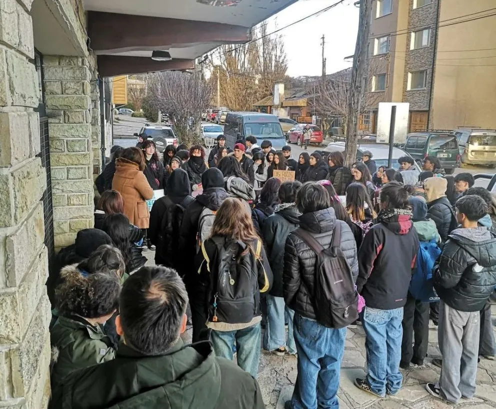 "Exceso de frío": la ESRN 45 marcha por calefacción y mejores condiciones escolares