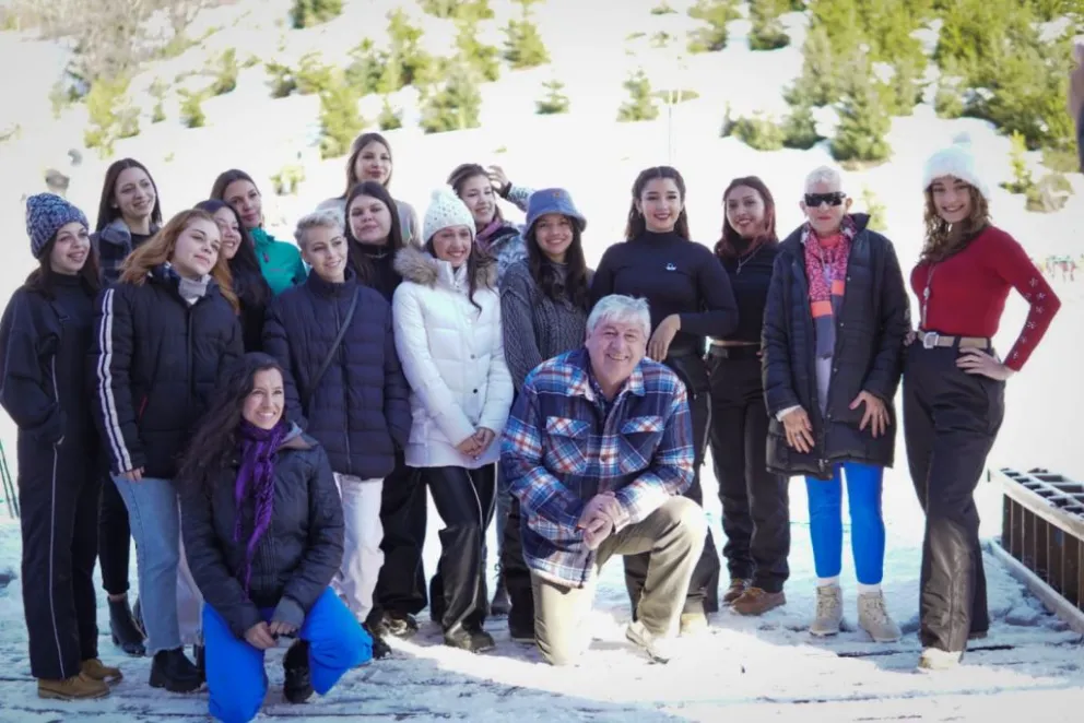 Cortés acompañó a las candidatas a Reina de la Nieve en el Cerro Catedral