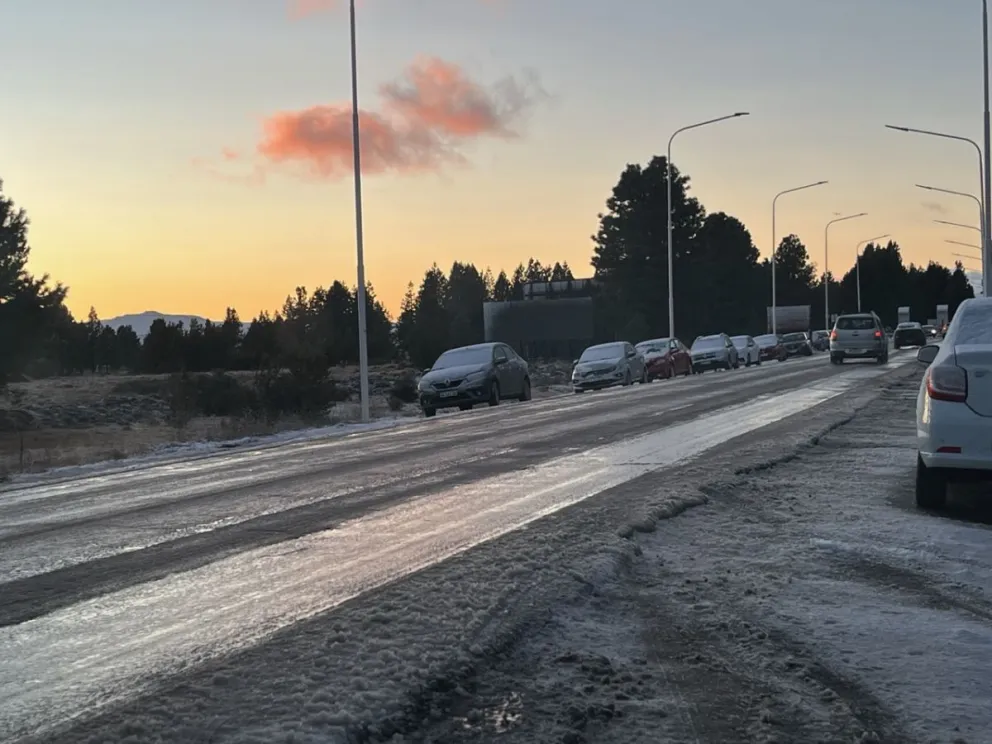 Precaución al transitar por hielo en algunos sectores de la ciudad 
