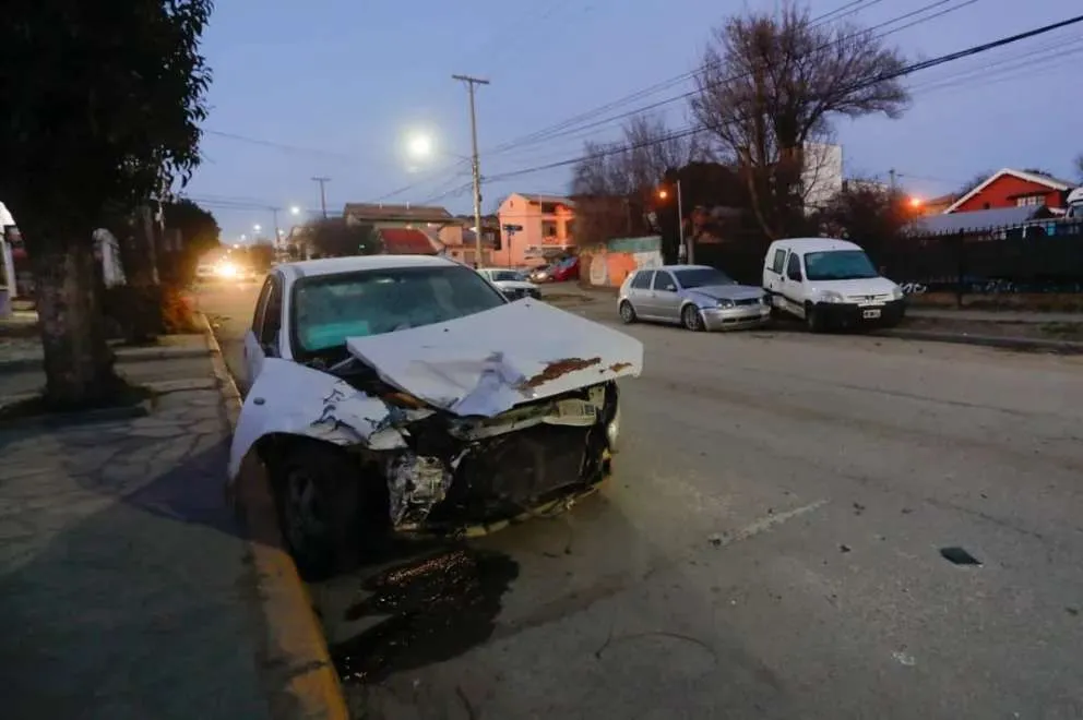 Corrían picadas, uno chocó y el otro se dio a la fuga