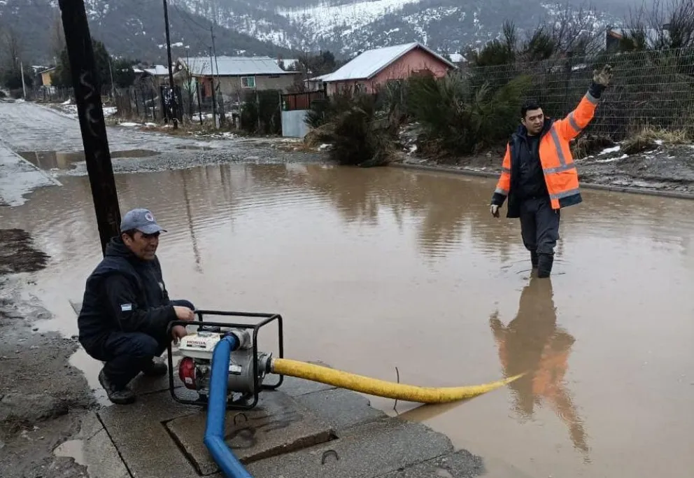 Trabajan en conjunto para desagotar una "laguna" en El Frutillar