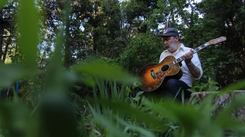 Mariano Rodriguez inaugura el ciclo “Acústicos en la sala de lectura” de la Biblioteca Popular Sarmiento