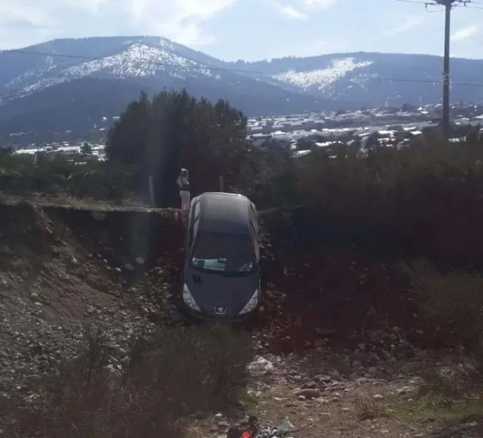 Un conductor le hizo caso al GPS y cayó por un terraplén