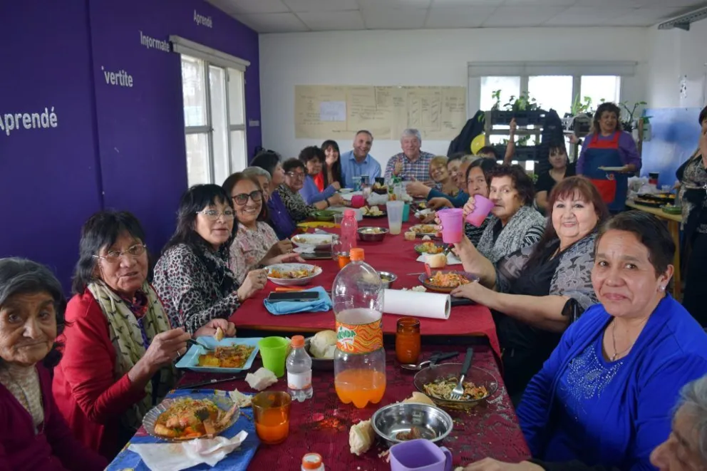Cortés almorzó junto a los adultos mayores de los CAAT 4 y 7