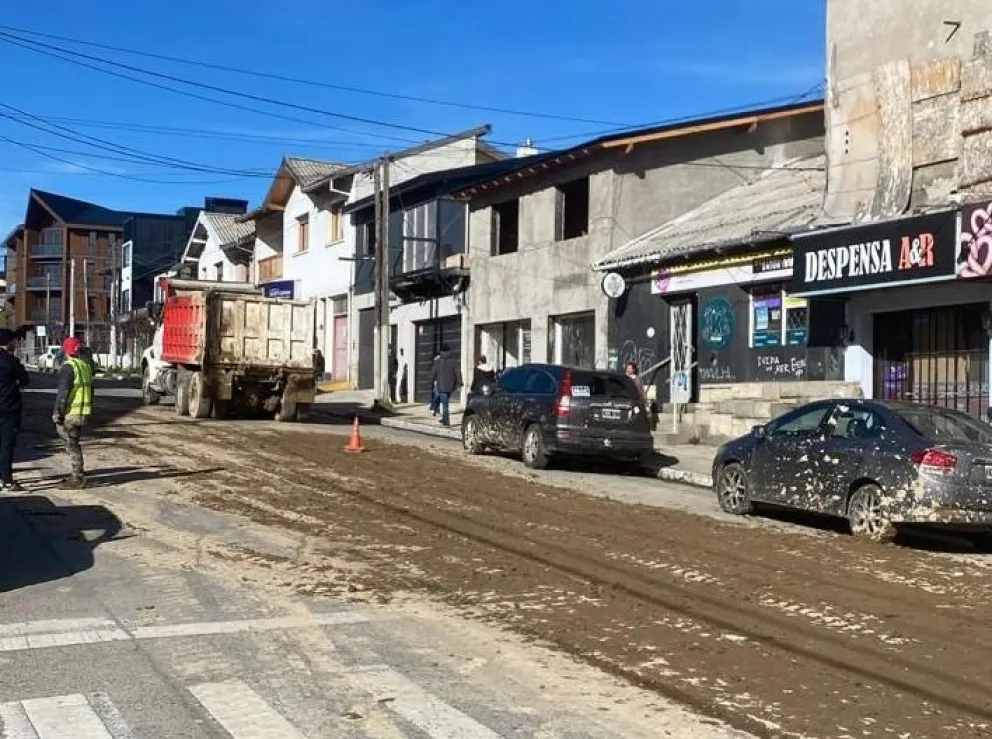 Complicaciones en la calle Gallardo por un camión que derramó greda
