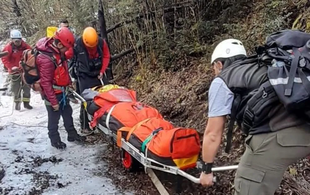 Rescatan a una mujer lesionada en la senda al Refugio Jakob