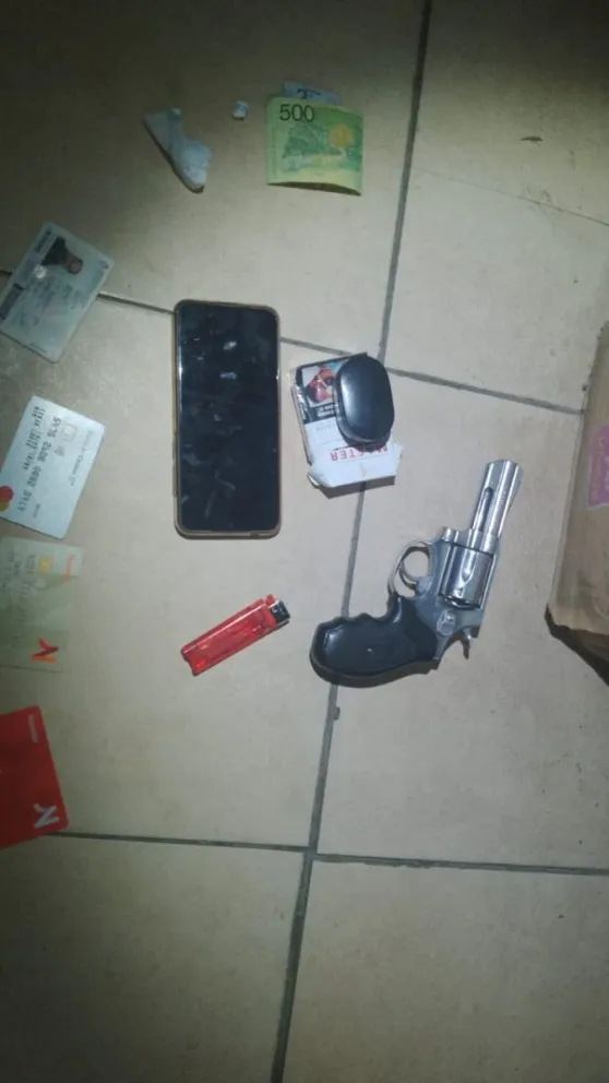 Intentó evadir un control policial y forcejeó con un uniformado: portaba un arma de fuego