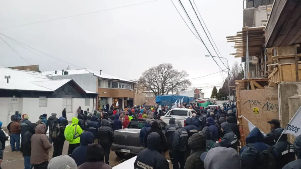 Trabajadores del SOYEM marchan hacia el Centro Cívico contra el aumento propuesto por el Ejecutivo