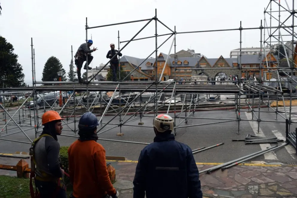 Comenzó el armado del escenario en el Centro Cívico para la 53º Fiesta Nacional de la Nieve