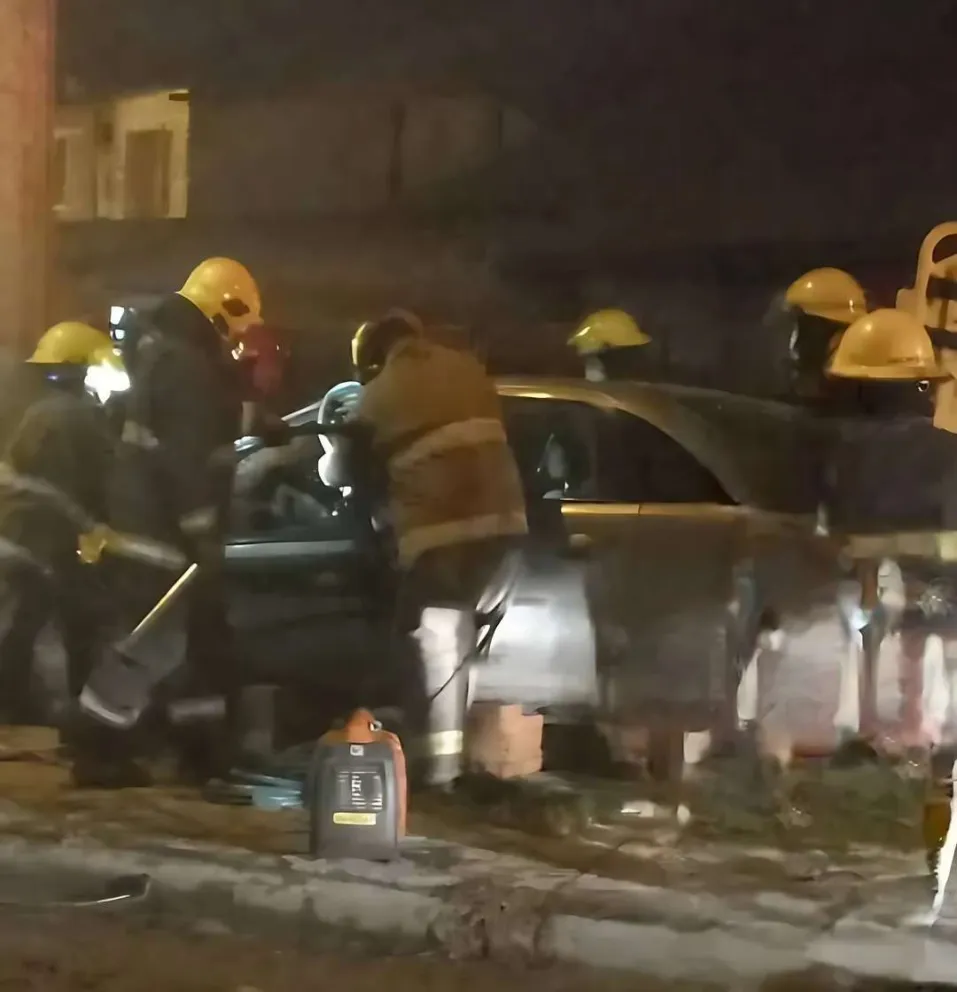 Un conductor chocó contra un poste de hormigón y quedó inconsciente