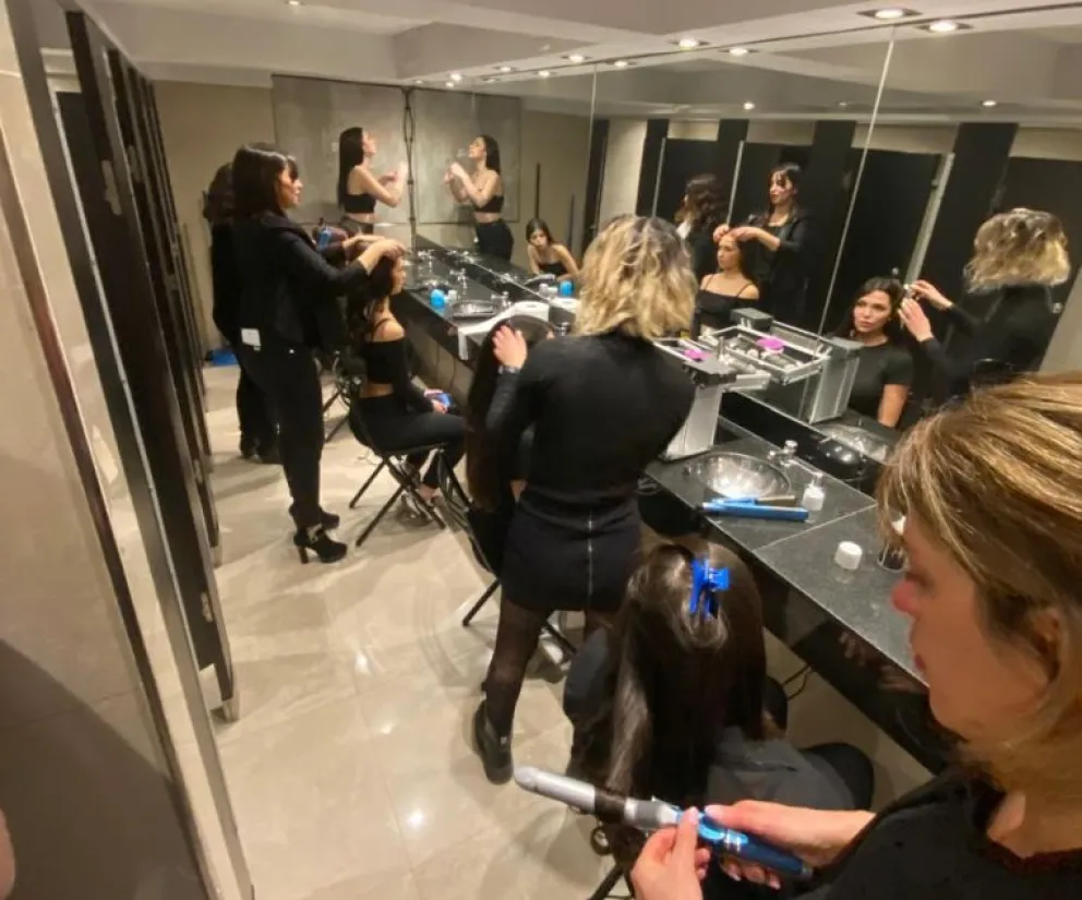 Los peinados de las candidatas a Reina de la Nieve, en manos de expertos