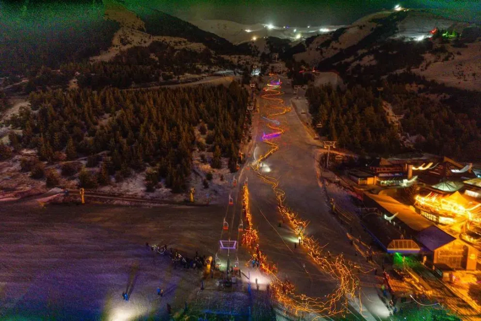 Con la bajada de luces en el Catedral, dio inicio la 53° Fiesta Nacional de la Nieve