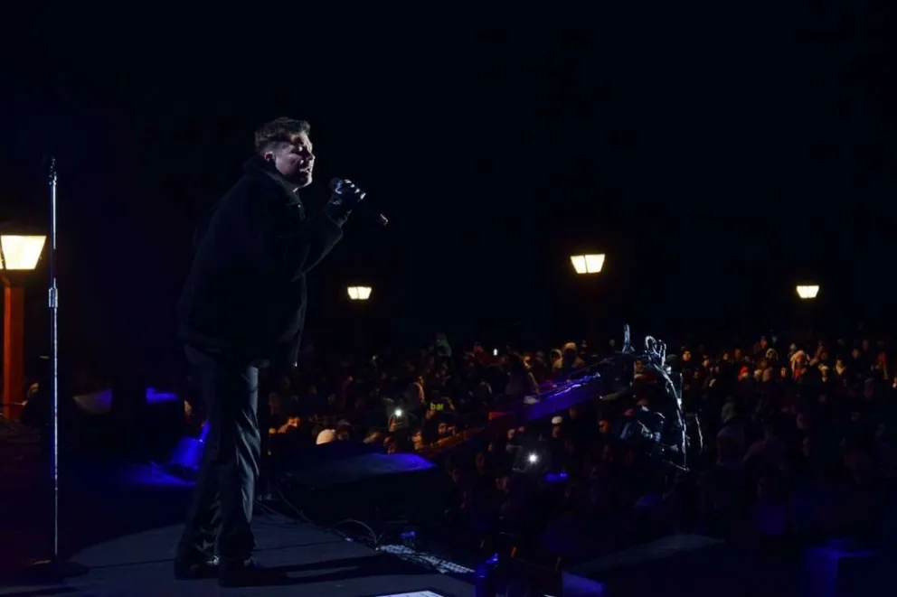Emanero cerró la primera noche de la Fiesta de la Nieve con un show de primer nivel