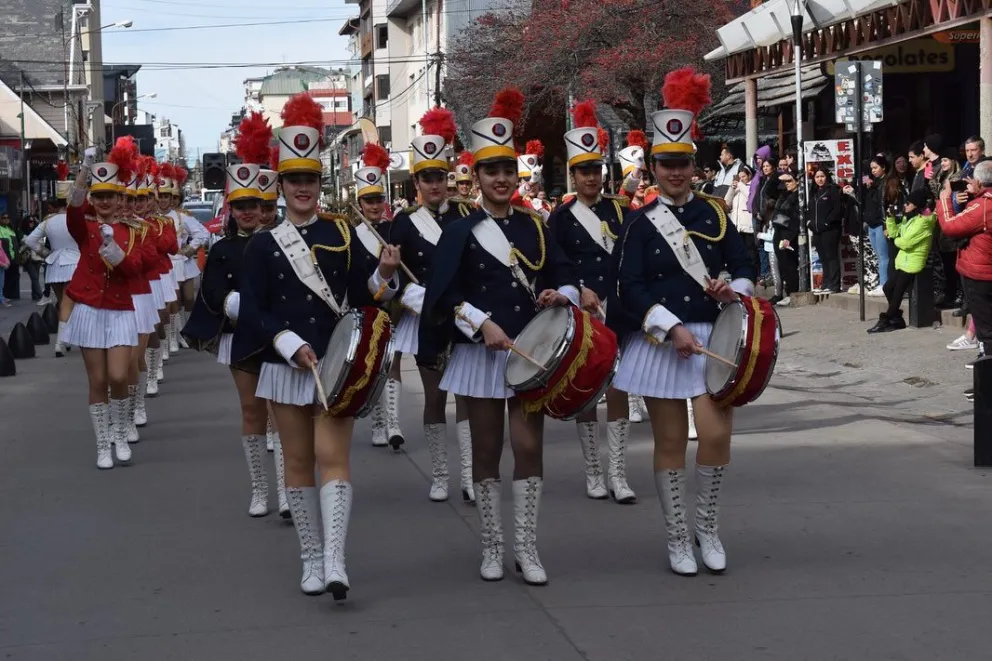 El Desfile de la Guardia del Mar llenó de música y color la calle Mitre 