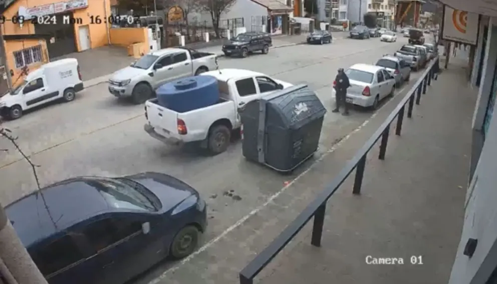 Ladrones fueron captados mientras robaban el equipaje de un auto de alquiler