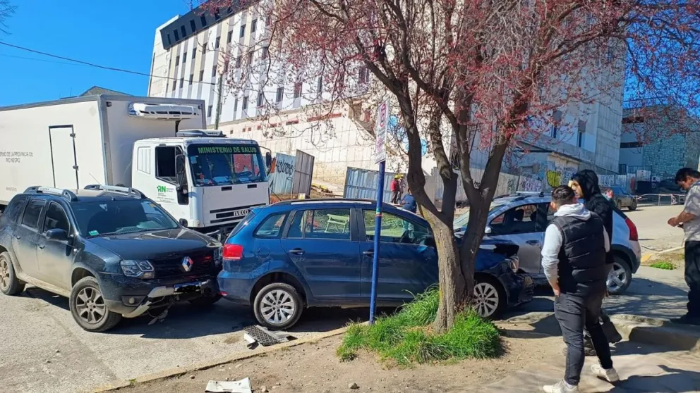 Por una falla mecánica, un camión chocó autos estacionados en calle Frey