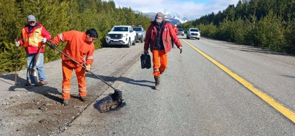 Vialidad Nacional realiza tareas de bacheo en frío entre El Bolsón y Bariloche