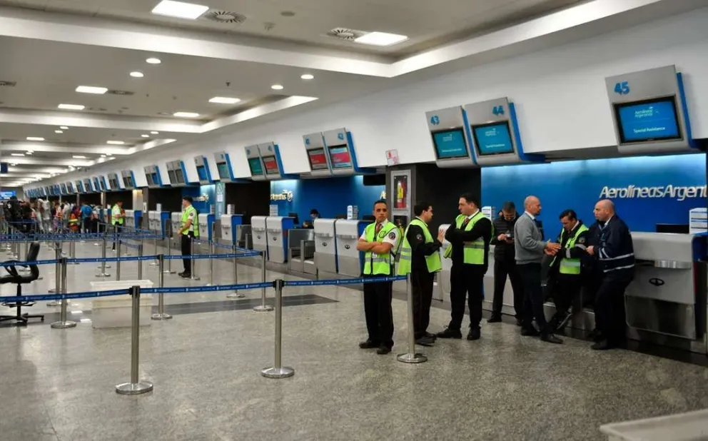 Cancelaciones y reprogramaciones de las líneas aéreas por el paro del jueves