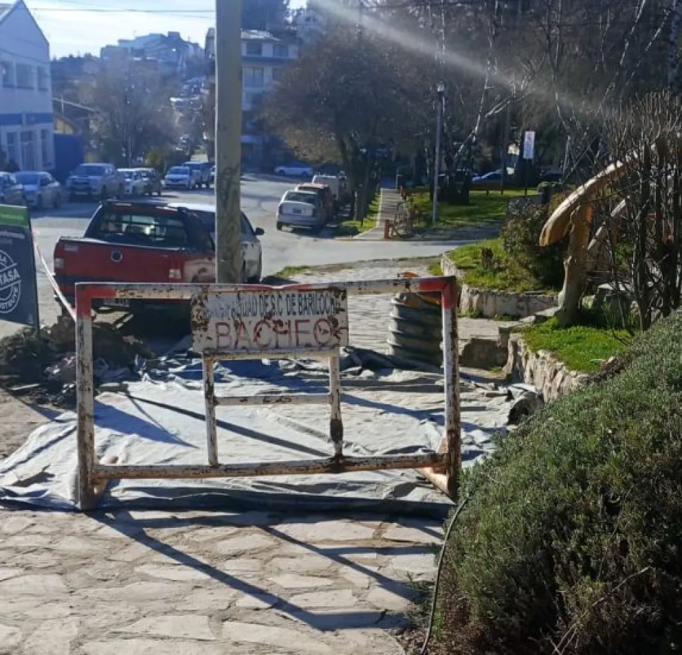 Solucionan una pérdida de agua sobre calle 24 de Septiembre