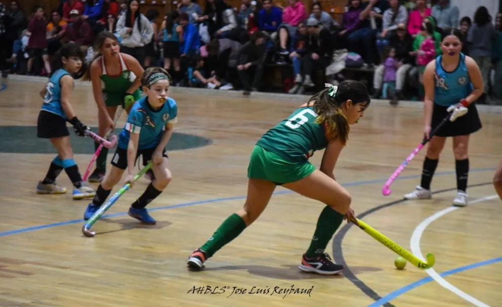 Antes del nacional, las selecciones menores del hockey local salieron a la cancha 