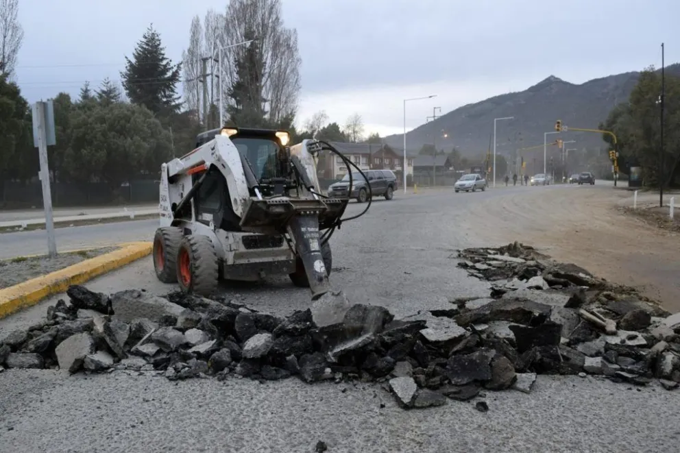 Reparan el asfalto en la rotonda de Pioneros y Ruta 82