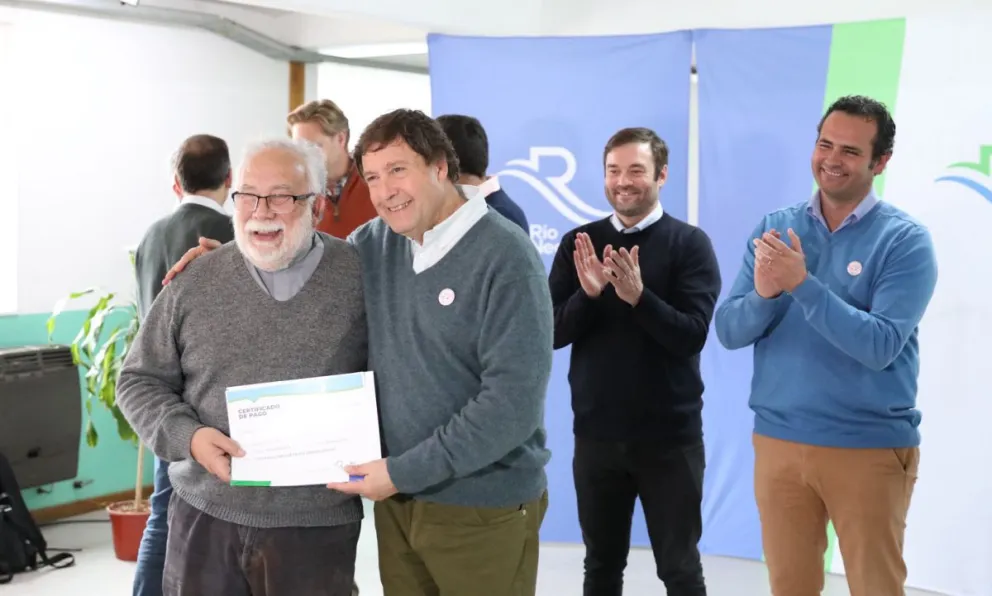 El gobernador entregó escrituras, aportes y anunció nuevas obras en Bariloche