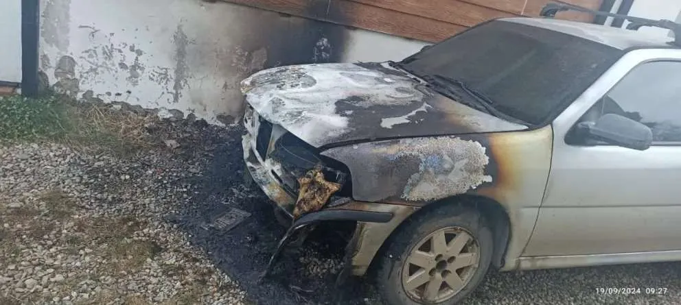 Un desperfecto eléctrico en un auto estuvo a punto de causar un incendio en una vivienda