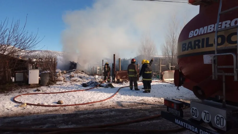 Un incendio destruyó por completo una vivienda en el barrio Nahuel Hue