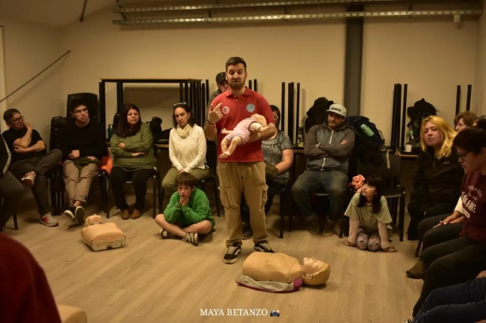 Juntas Vecinales se capacitaron en RCP y detección y prevención de Cáncer de Mama y de Próstata