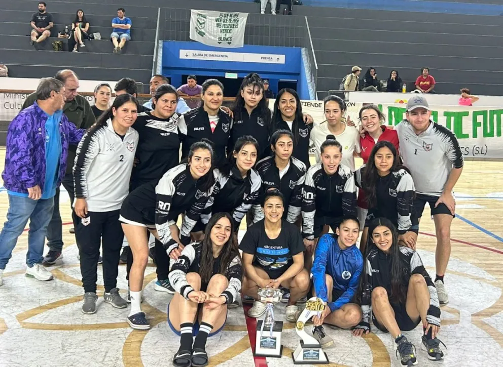 Pese a la falta de apoyo económico, las “Lunáticas” subieron al podio en la Copa Argentina de futsal