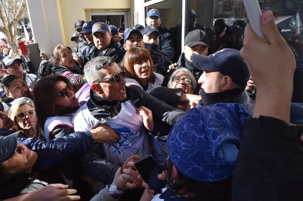 Weretilneck instruyó a la Fiscalía a intervenir tras los incidentes en la Legislatura