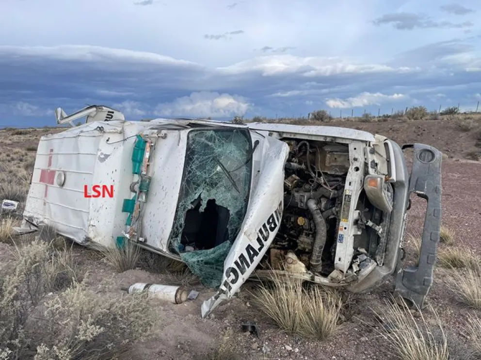 Tragedia en la Ruta 23: una ambulancia volcó y falleció una persona