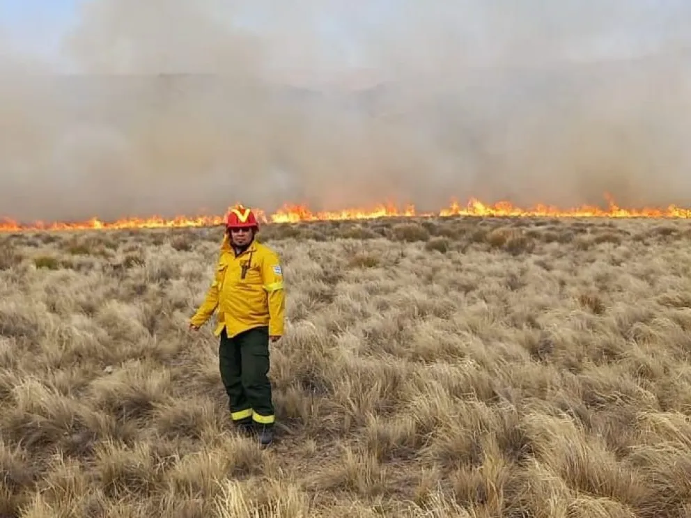 Brigadistas logran detener incendio en Fortín Chacabuco