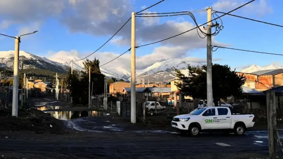 Primeras regularizaciones eléctricas en el barrio Alun Ruca de Bariloche