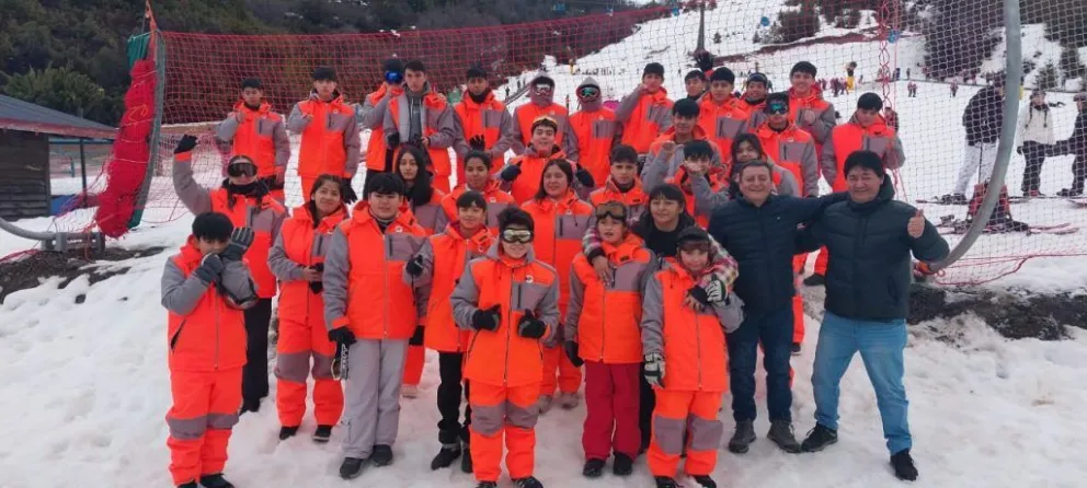 Chicos de los barrios continúan disfrutando del programa "Esquí Social"