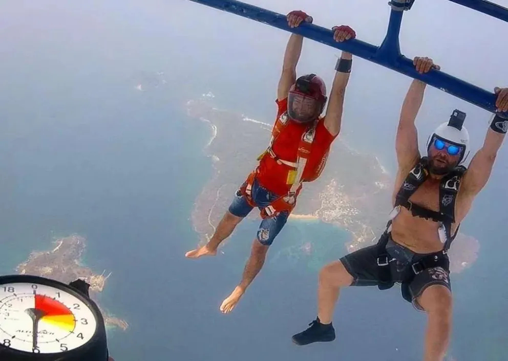 Dos paracaidistas argentinos saltaron desde la estratósfera y lograron un récord mundial