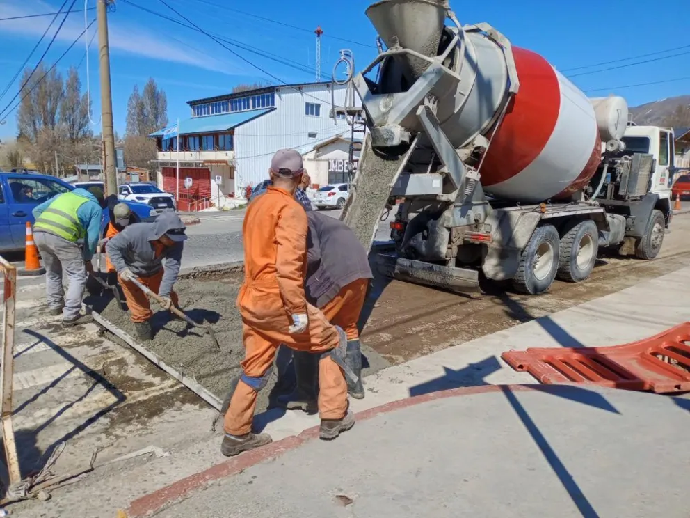 Avanzan las obras de bacheo y confección de badenes en Bariloche