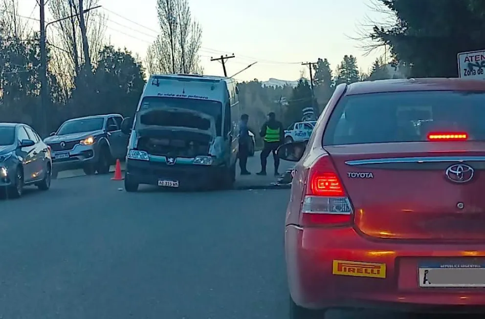 Una ambulancia y un auto chocaron en el kilómetro 12 de Bustillo