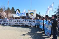 Universitarios de Bariloche inician una vigilia tras el veto a la ley de financiamiento