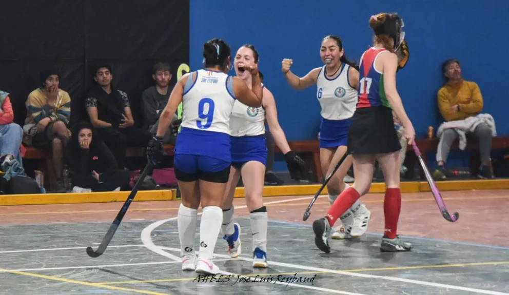 En el Polideportivo de Dina Huapi se disputaron la mayoría de los partidos del hockey local en Primera
